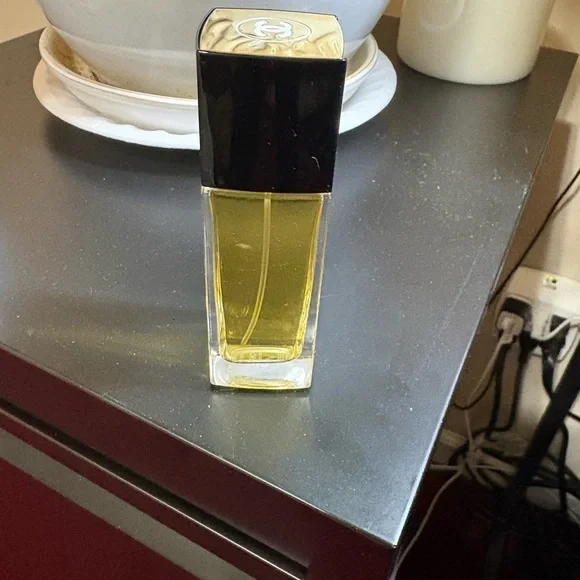 CHANEL N°5 1.7 oz with Black Cap and Golden Hue - Picture 4 of 6